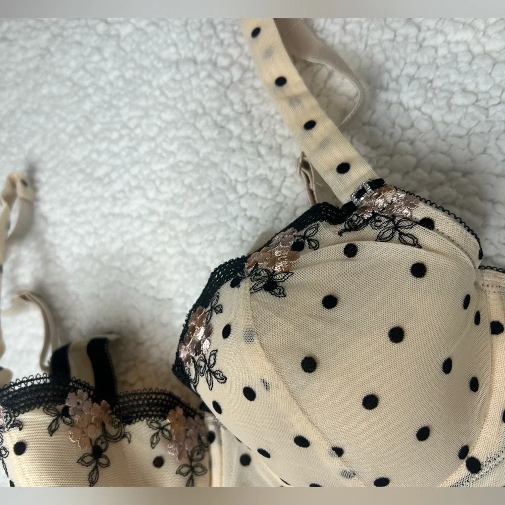 Felina Cream Polka Dot Floral Lace Underwire Bra with Black Accents NWOT 32D